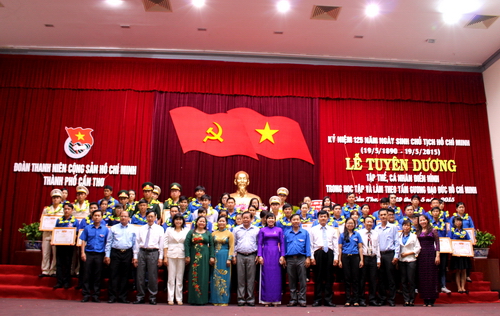 Các đồng chí lãnh đạo, đại biểu cùng 50 tập thể, cá nhân chụp ảnh lưu niệm tại lễ Tuyên dương